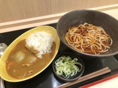 "480円"で...デカッ！ゆで太郎のモーニングそば＆カレーの超絶コスパに驚き。《編集部レポ》