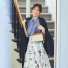 華やかな花柄スカートをオフィス仕様に!端正なネイビー 華やかな花柄スカートをオフィス仕様に!端正なネイビー