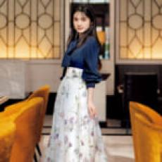 ネイビーのボウタイブラウスで花柄スカートに知的な華やかさを ネイビーのボウタイブラウスで花柄スカートに知的な華やかさを