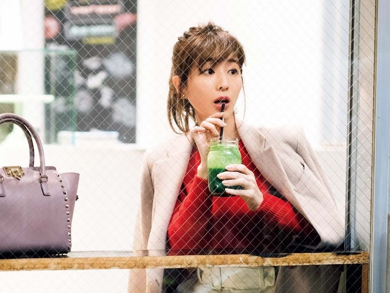 田中みな実さんの着回しコーデ】赤ニットにパンツを合わせて大人