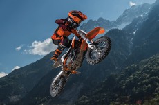 KTMの電動モトクロッサー「SX-E 5」日本発売決定　ジュニア向けでも装備は本格仕様