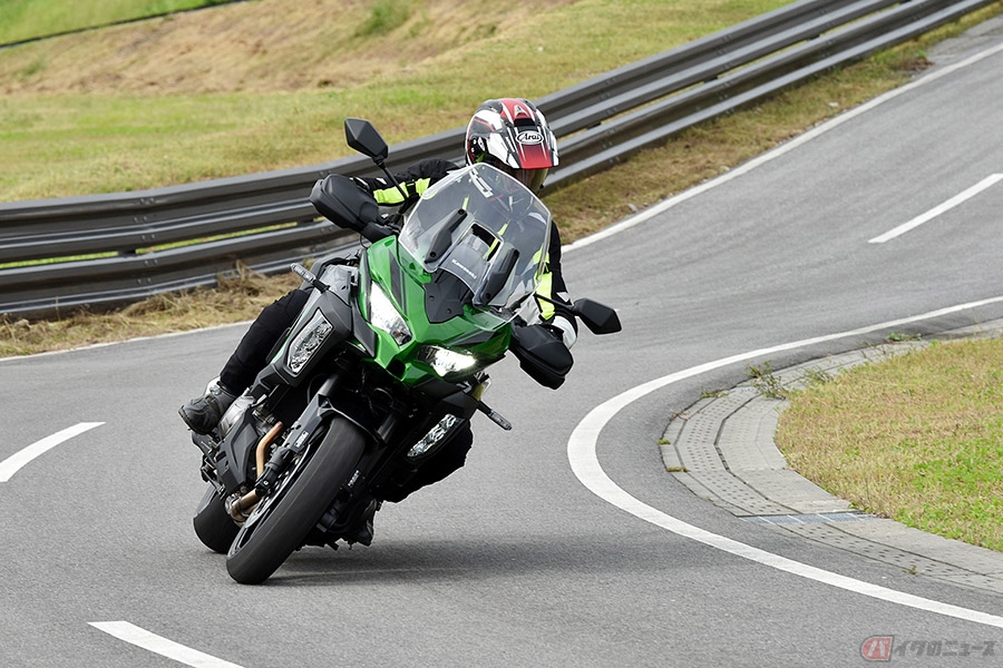 カワサキ「VERSYS 1000 SE」2021年モデル　初採用となるショーワ製電子制御サスペンション「スカイフックテクノロジー」の乗り心地は？