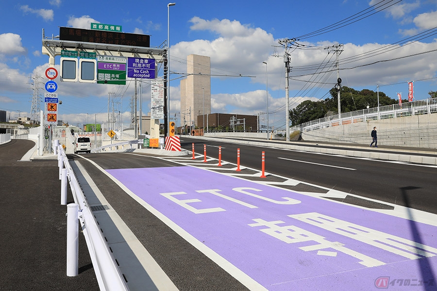 淡い紫色の路面塗装で「ETC専用」をアピール　首都高速道路「K7 横浜北線」の「馬場入口」（内路交差点側）開通