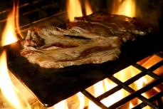 アウトドアブームに乗って話題の「鉄板」で肉を焼いてみた　キャンプツーリングにも最適な「ヨコザワテッパン」!