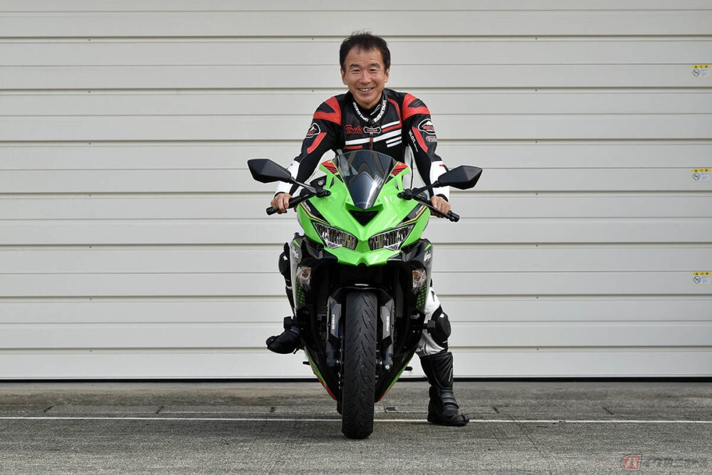 カワサキ「Ninja ZX-25R」足つき性は？ 身長161cmのライダーでも楽々届く？