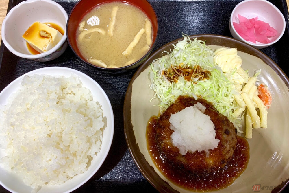 夜はトラックドライバーで賑わう東名高速「鮎沢PA」のガッツリ「PA飯」　バイクで行く高速道路グルメ