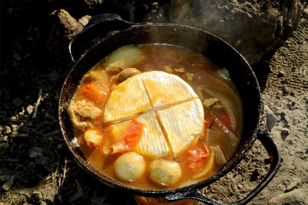 季節がいっそう美味しくする　寒い季節のキャンプツーリングで「チーズカレー鍋」を作ってみた