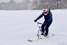 ハンドルを握って雪上を滑走する「スノーモト」　まるでオフロードバイクのような楽しさをゲレンデで体験!!