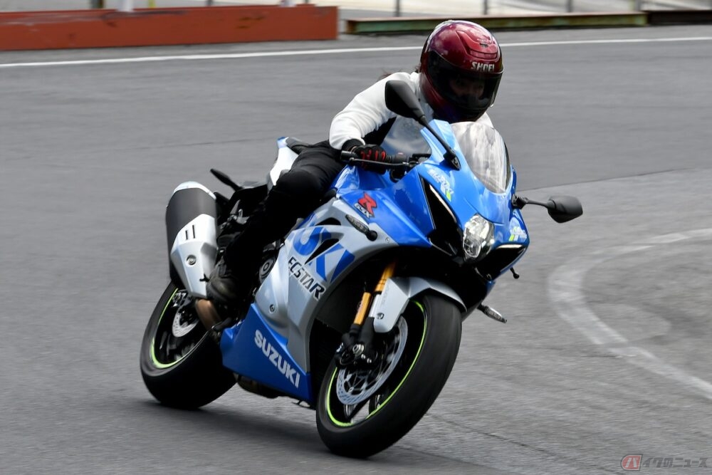 コンパクトで軽快！　スズキのスーパースポーツGSX-R1000R ABSにスーパースポーツに憧れるママライダーが走行体験してみました!!