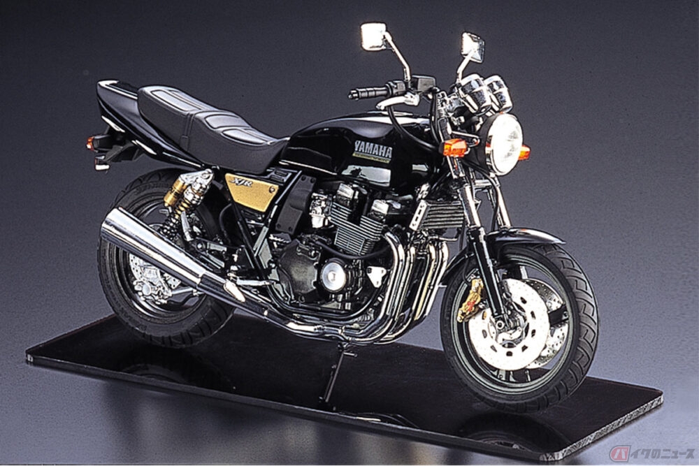 ハンドリングのヤマハが400cc空冷直4で勝負!!  1993年に登場した「XJR400」が1／12スケールのプラモデルとなって新登場｜Infoseekニュース