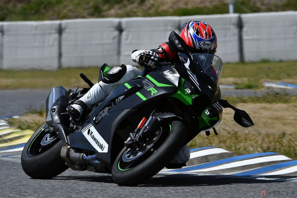 カワサキ「Ninja ZX-10R」新型モデルはミドルクラスのストリート