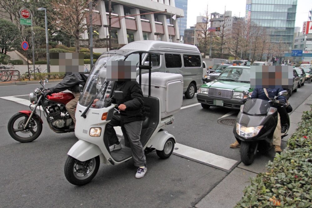 クルマを怒らせる！バイクのすり抜けは違反ではないのか？