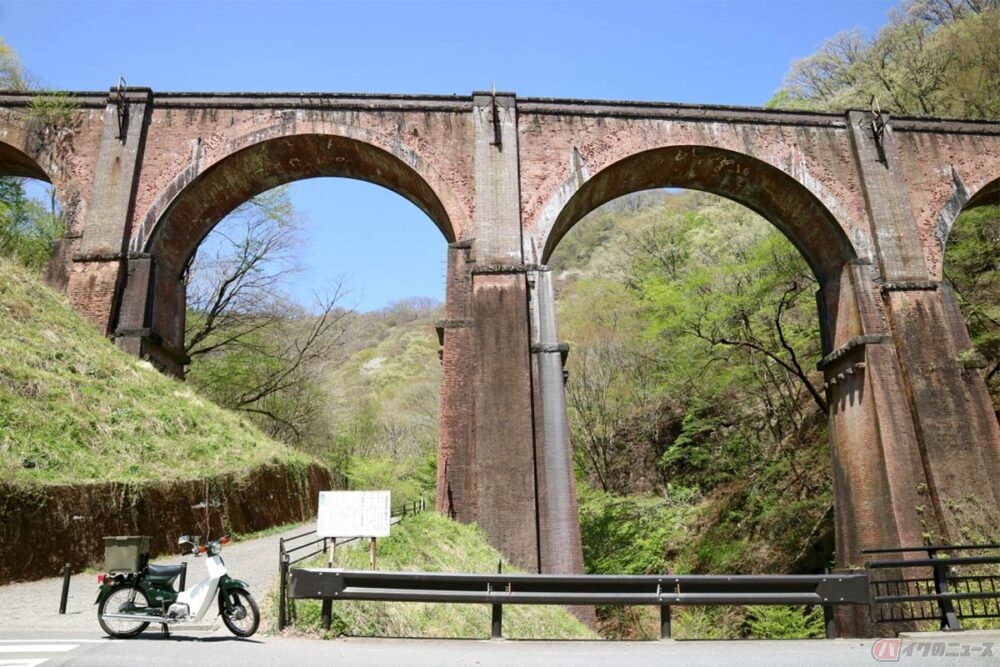 突如目の前に現れるレンガ造りの巨大なアーチ橋　群馬県碓氷峠にある鉄道施設「めがね橋」が圧巻だった