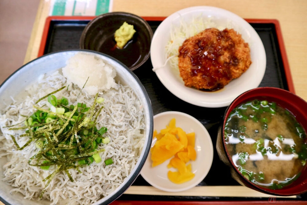 東名高速「遠州豊田PA」で食すさっぱり系の「しらす丼」　特産品「えび芋」コロッケも　バイクで行く高速道路グルメ