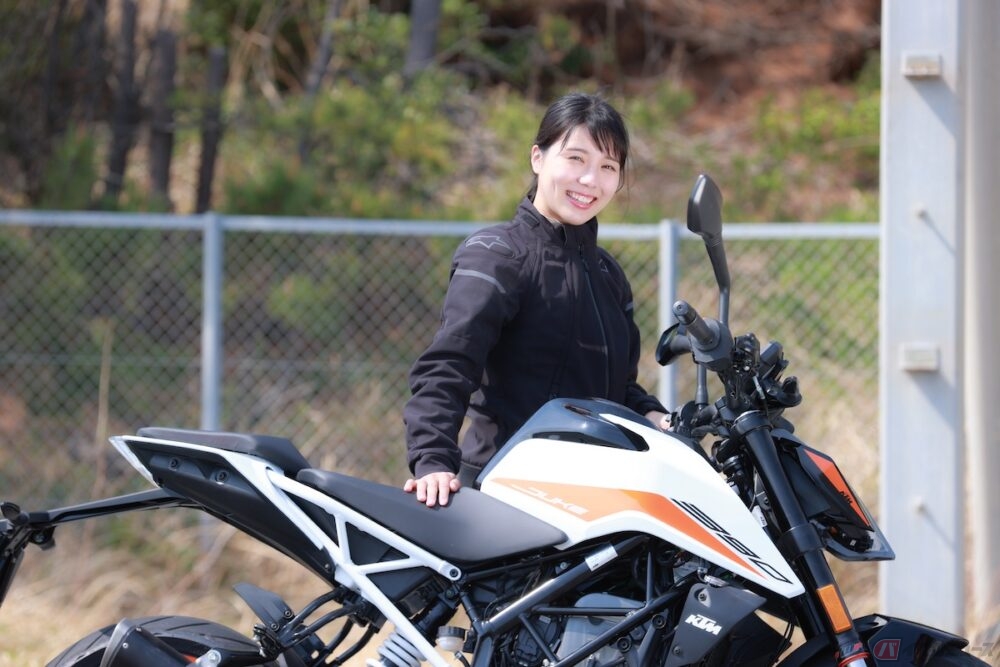 『小野木里奈の○○○○○日和』は、まるで動物に乗っているような感覚が味わえるKTM390 DUKEに試乗します