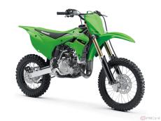 カワサキ「KX85／KX85L」発売 耐久性を増したエンジン・ミッションと新設計のシュラウドで未来のチャンピオンを表彰台の頂点へ