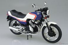 400ccクラスの4気筒エンジン搭載車　1981年型ホンダ「CBX400F」を1／12スケールのプラモデルで再現