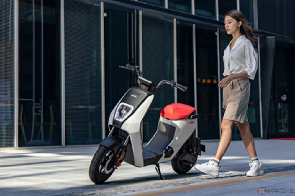 ホンダ最新の電動スクーター「U-be」 シンプルを極めたEVが中国市場に登場