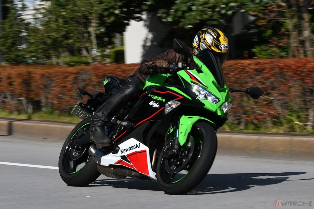 昭和のバイクブーム世代が困惑!? 「Ninja ZX-25R」はレーサーレプリカじゃない?｜Infoseekニュース