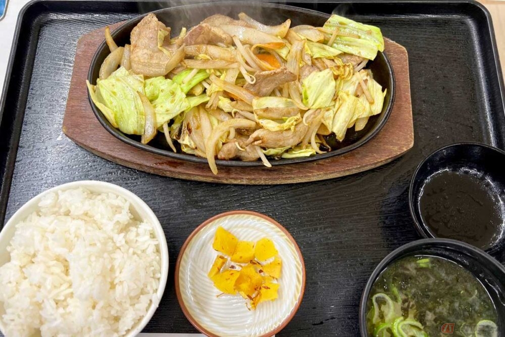 中国道「大佐SA」　アツアツの鉄板に載った肉野菜炒めでご飯がススム！　バイクで行く高速道路グルメ