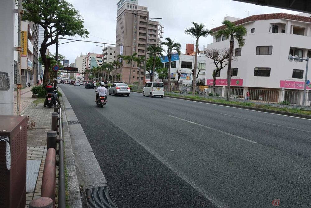これってホント？ 沖縄でバイクが走れるのは一番左端の車線のみという噂