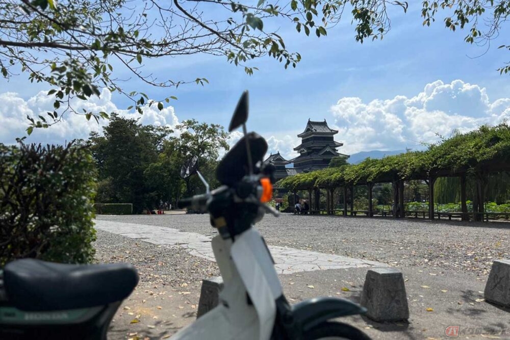 現代に残る国宝「松本城」　家康の元を去った石川数正の居城をスーパーカブで訪れた