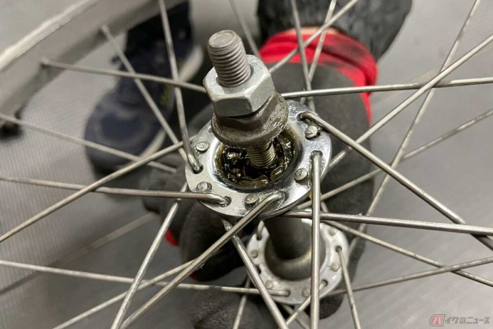 「玉押し調整」って？　自転車の車輪の回転は小さな鉄の球が支えている