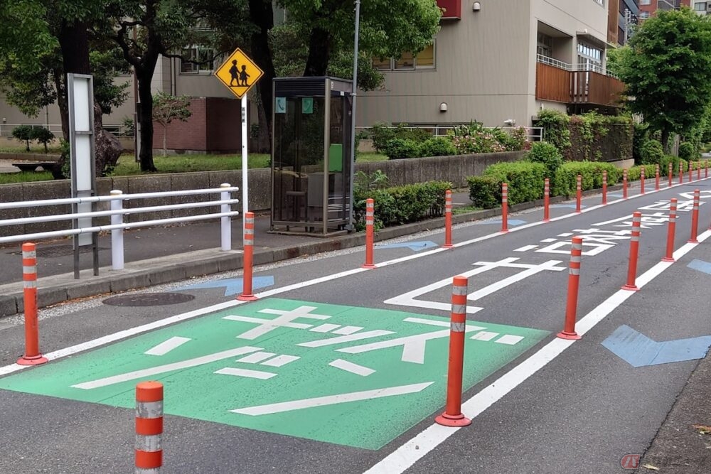 道路にある「オレンジの棒」は何？ ポールは何故設置されているのか