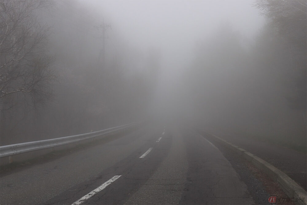 冬に向けて知っておきたい！ バイクで走行中に濃霧で視界が悪くなった際の対処法とは