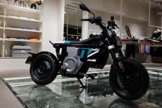 BMW Motorrad「CE 02」  期間限定でアパレルブランド「WIND AND SEA」店舗に実車を展示
