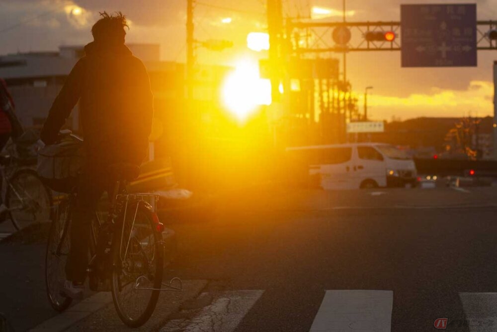 暗くなってからでは遅すぎる!? 自転車のライトはいつ点けるのが正解？