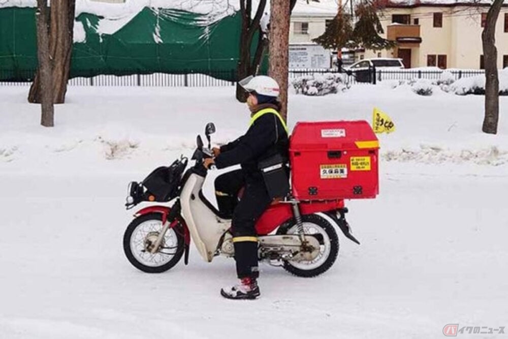 まさか雪上ライディングのプロ!?  雪国でも活躍する郵便配達バイクの謎