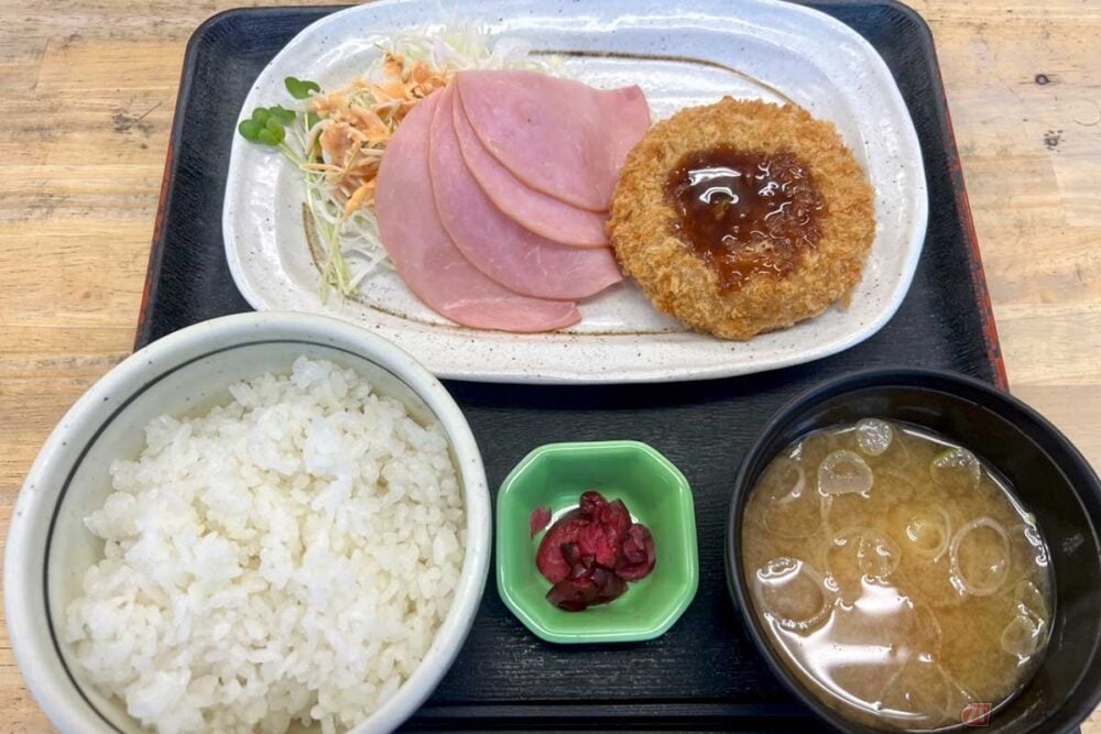 【朝のPA飯】「小田原PA」で味わう「足柄牛」コロッケのシンプルな定食
