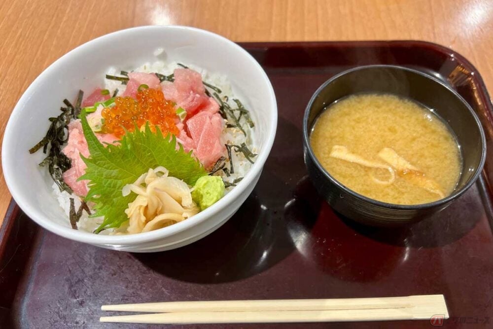 「まぐろ・ネギトロ・ビントロ・いくら」海鮮の王道食材てんこ盛りの丼に出会った