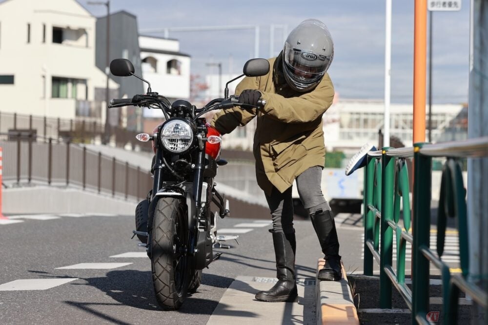 サイドスタンドはバイクに乗る前、跨ったあと？ 払うのはどちらが正しいのか？