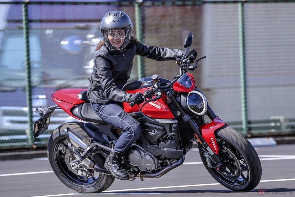 ドゥカティの最新人気モデル「モンスター+（プラス）」にアクティブバイク女子、指出瑞貴が挑戦！ 軽やかでスポーティーな五つ星のイケメンバイクです！！