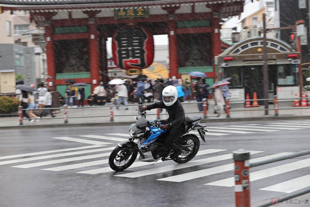 一体どうすればいい？ バイクでの走行中に突然雨が降ってきたときの対処法