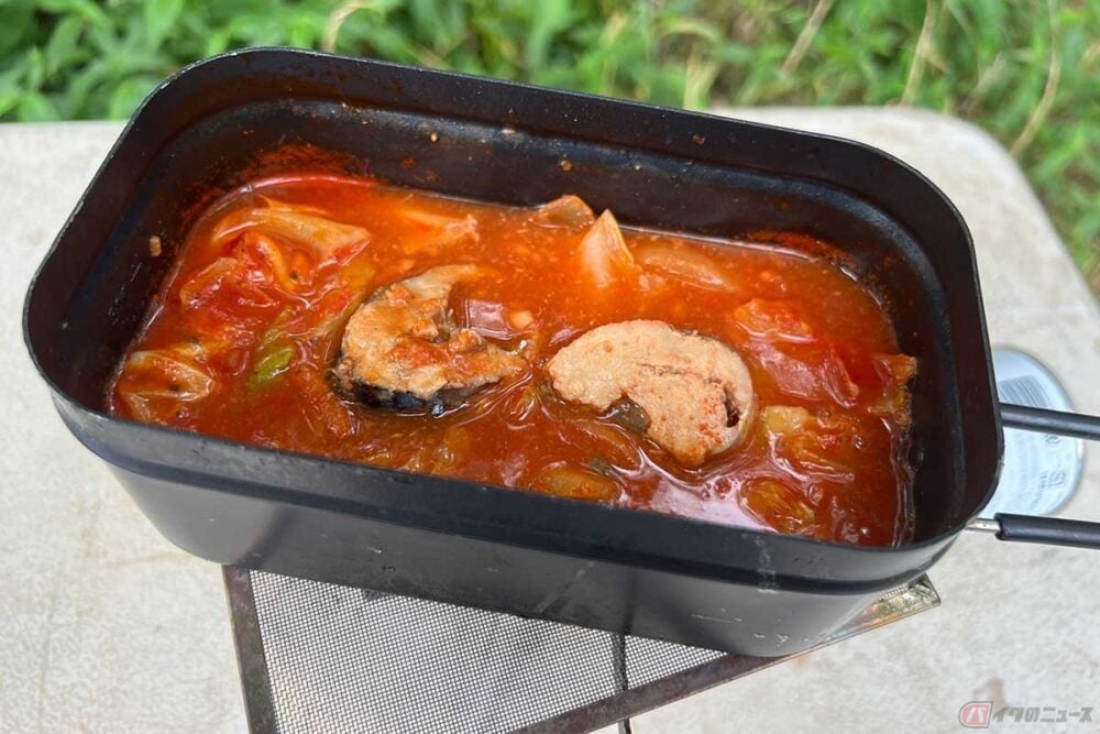 超簡単キャンプ飯　コンビニ食材で作る「鯖缶のトマトジュース煮」