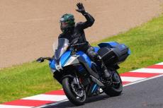カワサキの水素バイクがついに走行姿を公開！ ベースモデルは「Ninja H2 SX」