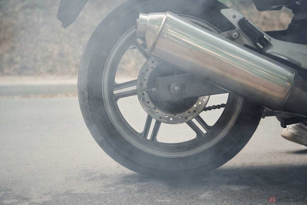 バイクのマフラーから“煙”が出ても、大丈夫？