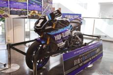 鈴鹿8耐2位に輝いた「YART YAMAHA EWC Official Team」のマシンを間近に感じる！ ヤマハコミュニケーションプラザで特別展示を実施中