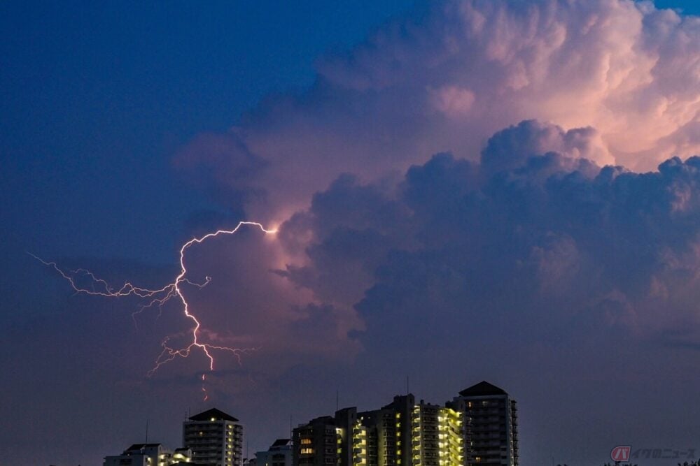 急に雷雲が接近！ ツーリング中ならどう対処するべき？