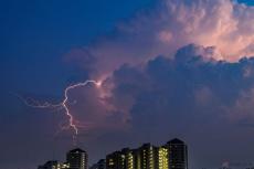 急に雷雲が接近！ ツーリング中ならどう対処するべき？