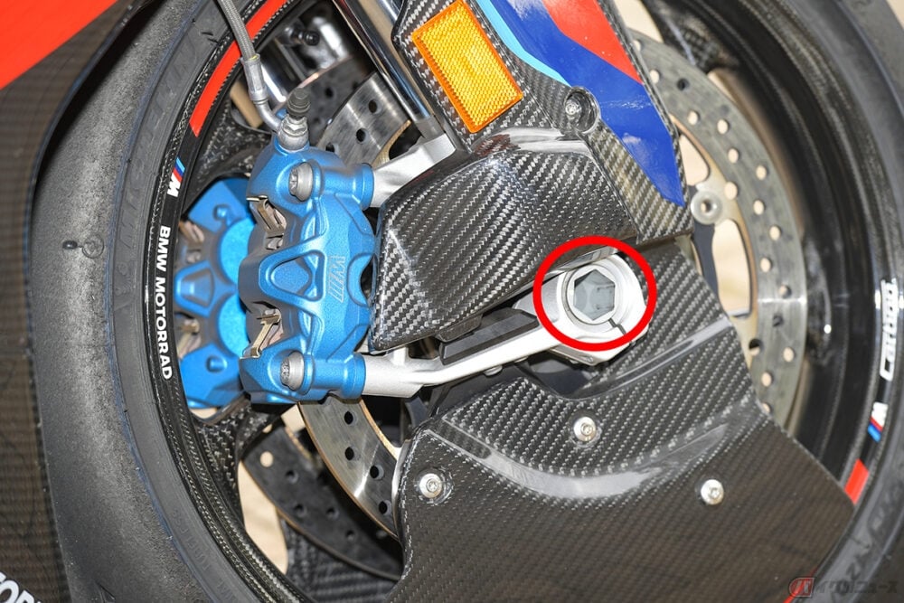 ホイールをスムーズに回す裏方の“棒”！ アクスルシャフトとは？【バイク用語辞典】