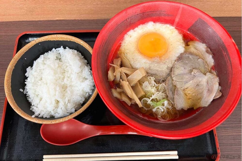 目玉焼き!?　いや違う！　長野道「みどり湖PA」で出会った変わり種ラーメン