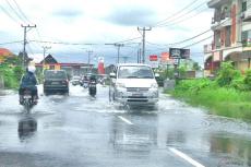 最近多発している大雨による冠水！ バイクで遭遇した際の対処法とは