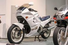 ホンダ「VFR750F」が魅せたアートとは？　1000kmの旅に誘う高性能と品格