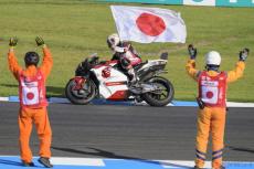 縁の下の力持ち！ バイクレースで旗を振る人は何者？