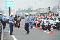 「警視庁」＋「埼玉県警」初の合同!?　都県境でライダーに注意喚起　なぜ出勤途中に橋の上で「二輪車ストップ作戦」!?