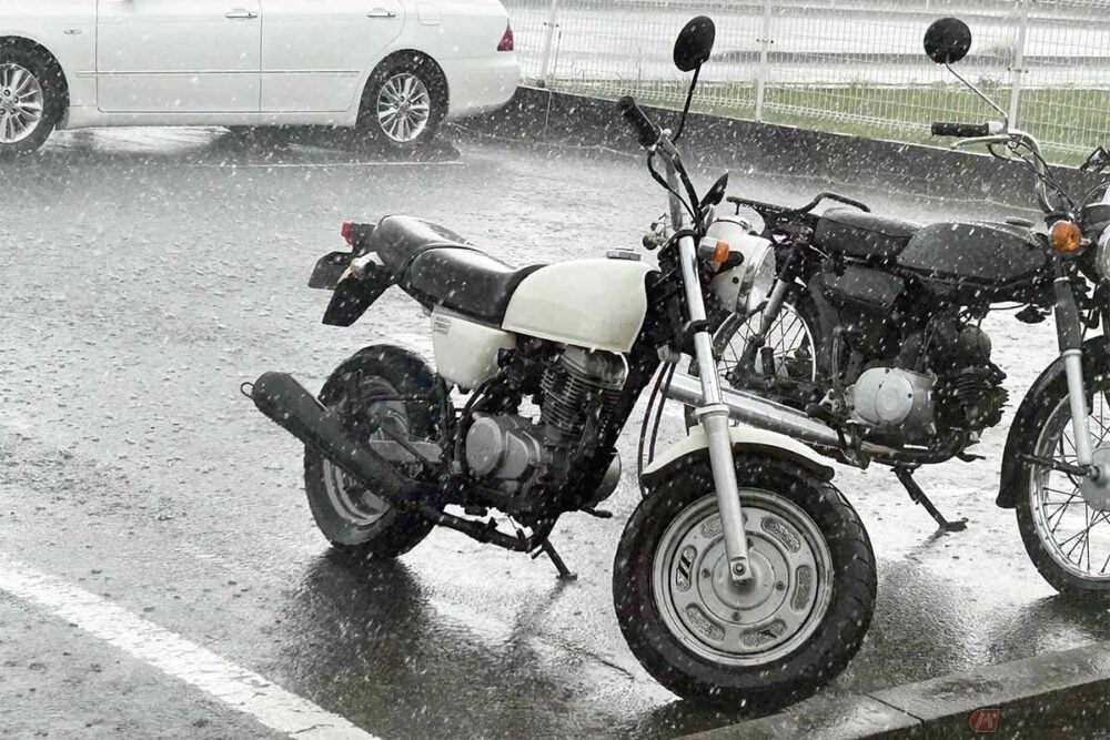 どうすればいいの？ バイクに乗っている最中に豪雨に襲われた際の対処法